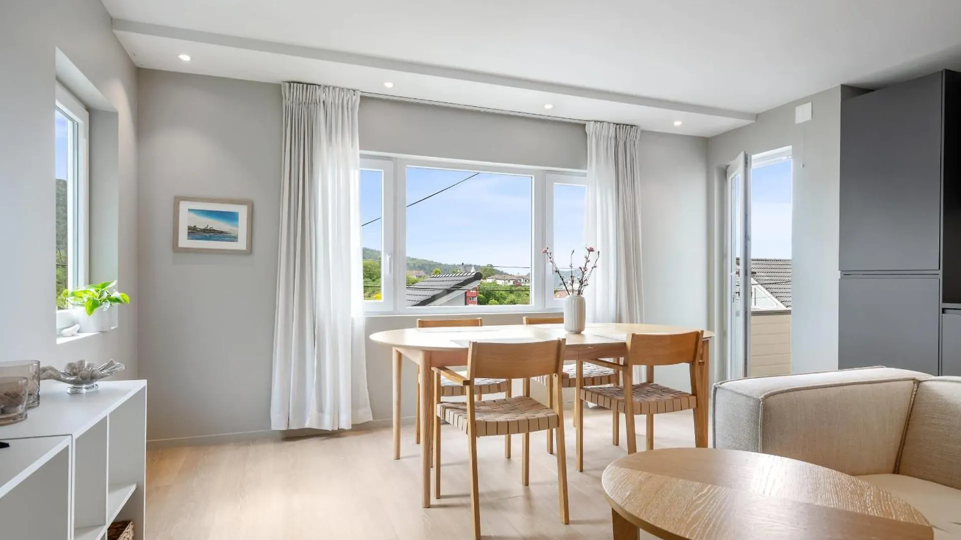 Mountain View & Balcony - Newly Renovated Apartment ベルゲン