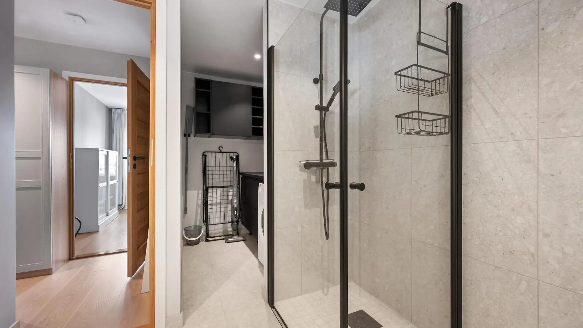 Mountain View & Balcony - Newly Renovated Apartment ベルゲン