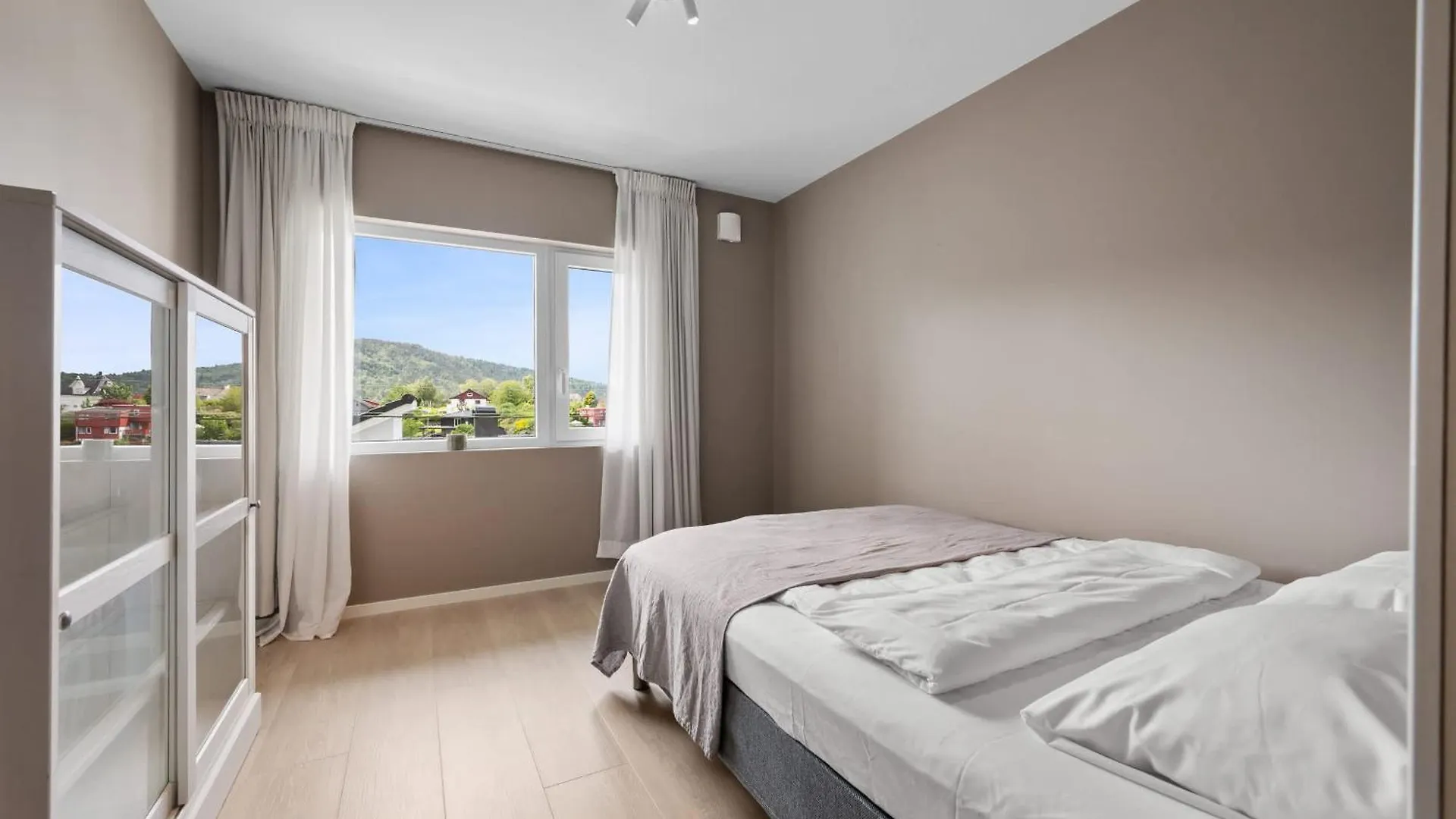 Mountain View & Balcony - Newly Renovated Apartment ベルゲン