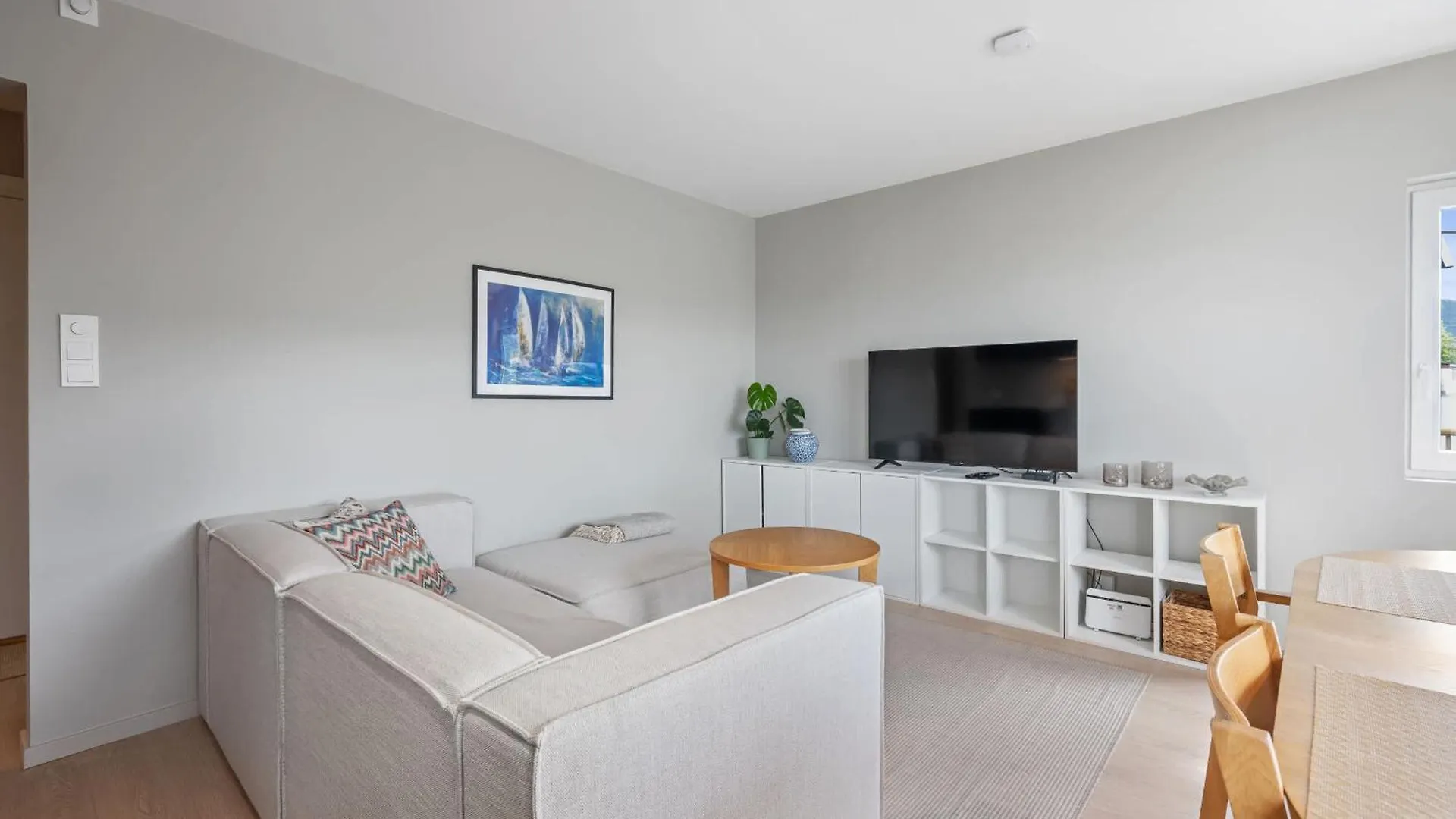 Mountain View & Balcony - Newly Renovated Apartment ベルゲン