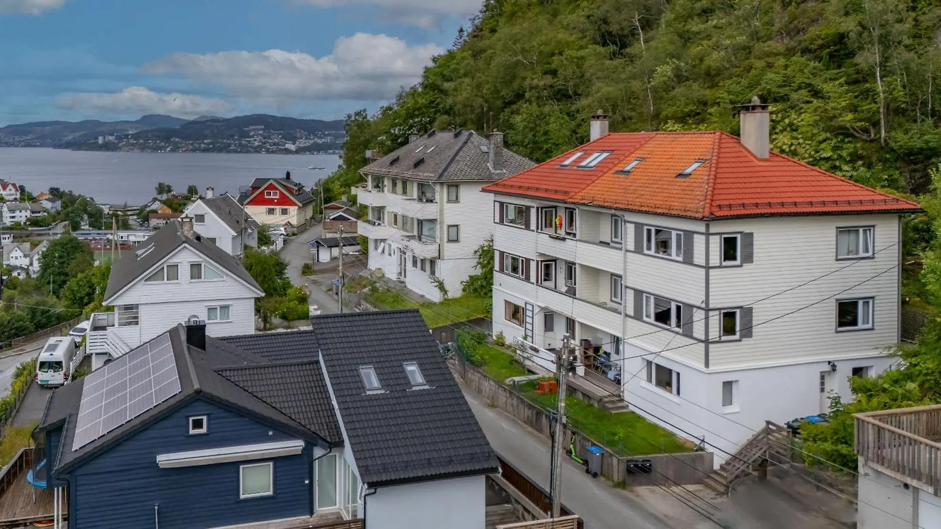 Mountain View & Balcony - Newly Renovated Apartment ベルゲン