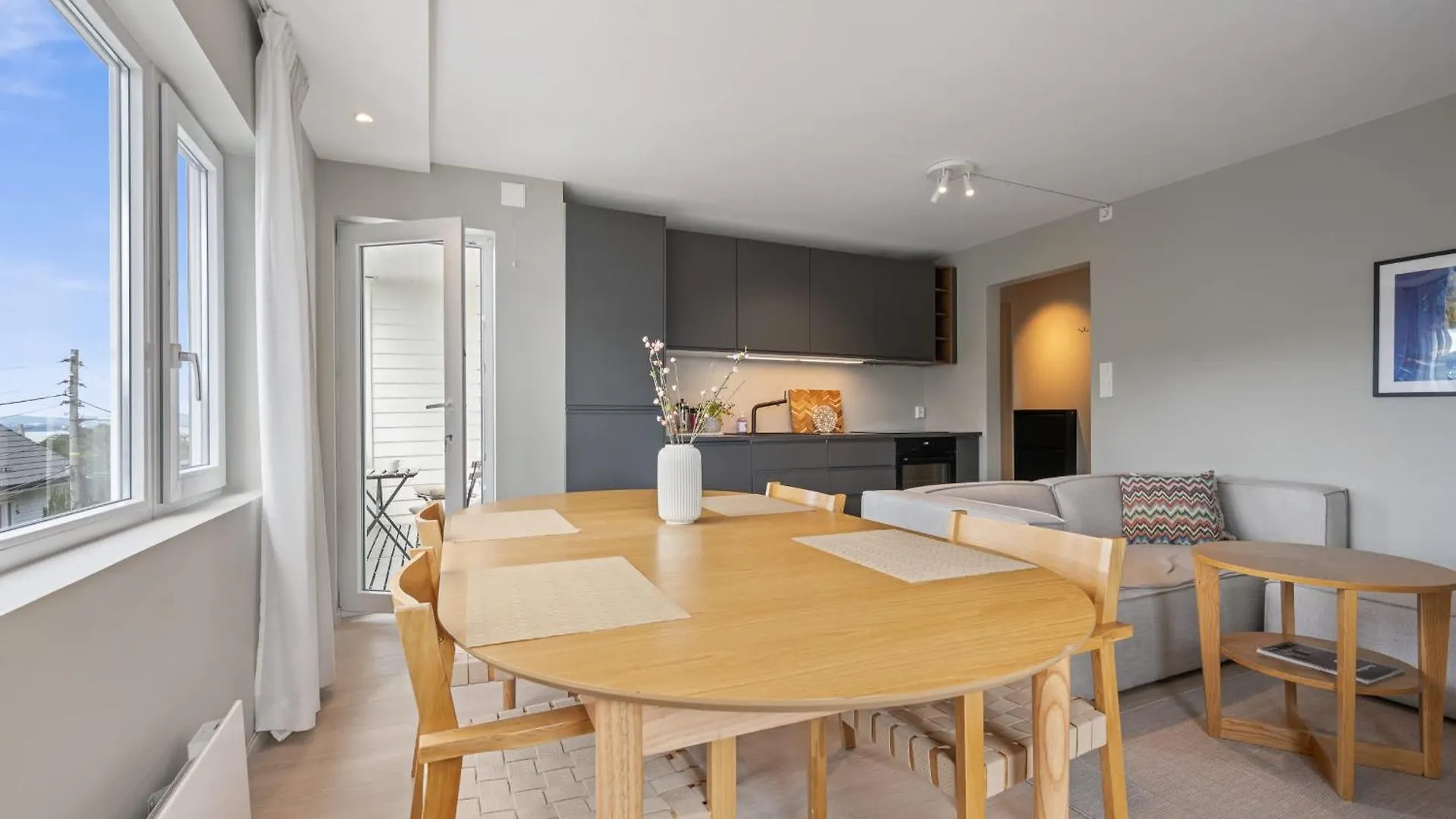 Mountain View & Balcony - Newly Renovated Apartment ベルゲン