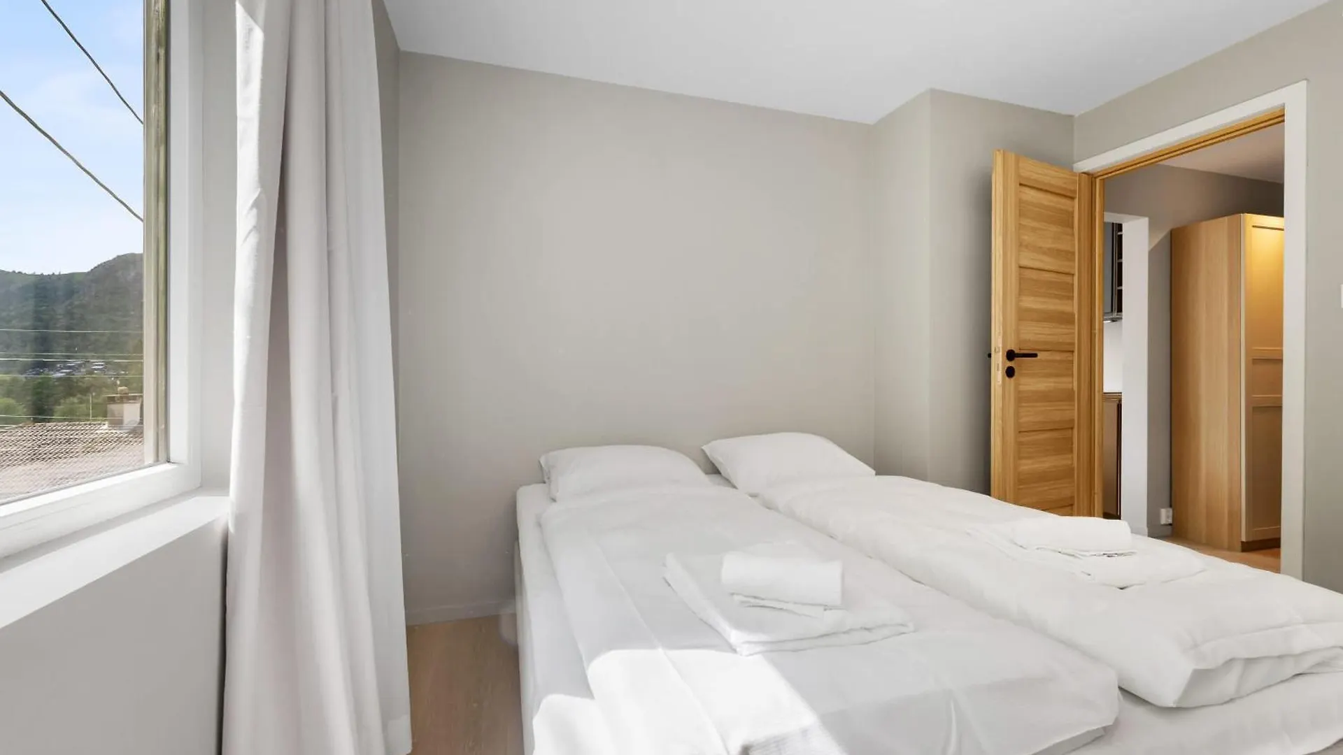 Mountain View & Balcony - Newly Renovated Apartment ベルゲン