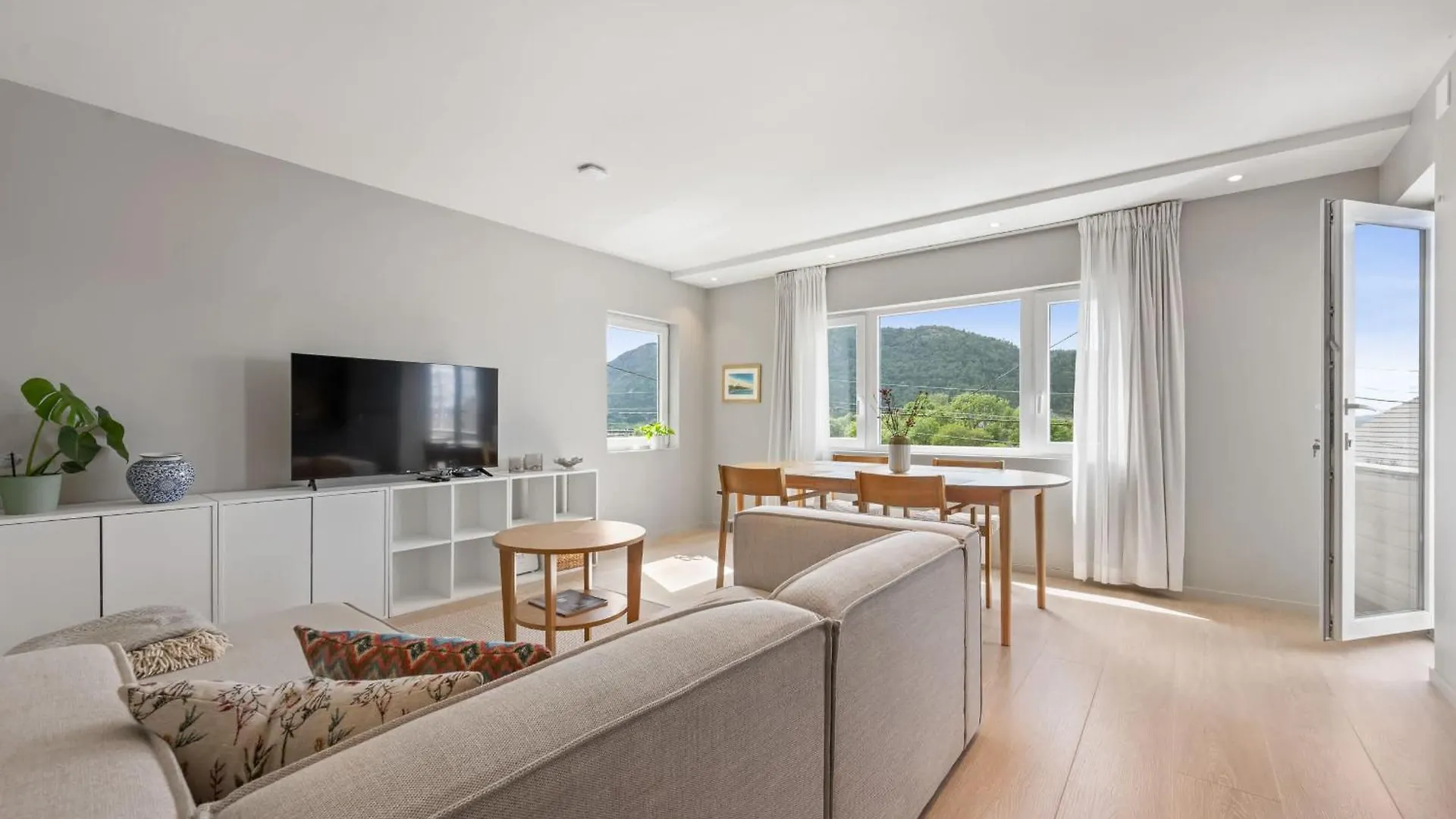 Mountain View & Balcony - Newly Renovated Apartment ベルゲン